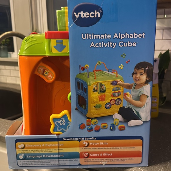 VTech Ultimate Alphabet Activity Cube - Picture 2 of 4